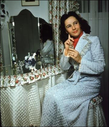 Cũng có lúc Elizabeth thật hiền dịu, dễ thương như một bá tước tiểu thư.