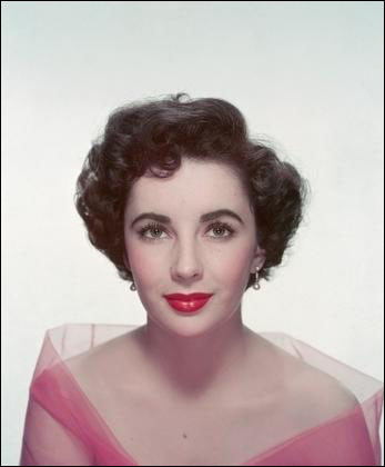 Đó là tiền đề để "nữ thần mắt tím" vụt sáng thành minh tinh điện ảnh quyến rũ hàng đầu Hollywood sau này. Xem thêm: Angela Baby : Mỹ nhân "dao kéo" đẹp nhất điện ảnh Hoa ngữ