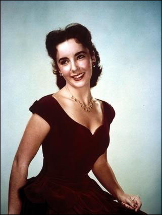 Nhan sắc lộng lẫy khiến cho mỗi vai diễn của Elizabeth đều trở nên cuốn hút khán giả hơn. Xem thêm: Angela Baby : Mỹ nhân "dao kéo" đẹp nhất điện ảnh Hoa ngữ