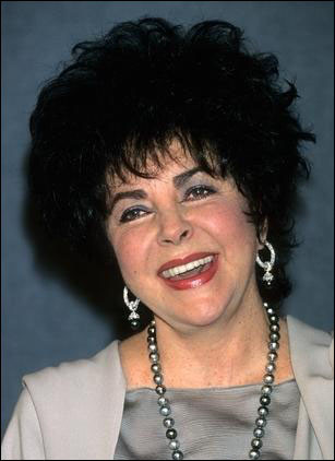 Tuy những nếp nhăn và vết đồi mồi làm khuôn mặt thiên thần ngày nào trở nên già nua, nhưng đôi mắt vẫn ánh lên nét mơ mộng, đầy sức lôi cuốn. Xem thêm: Angela Baby : Mỹ nhân "dao kéo" đẹp nhất điện ảnh Hoa ngữ