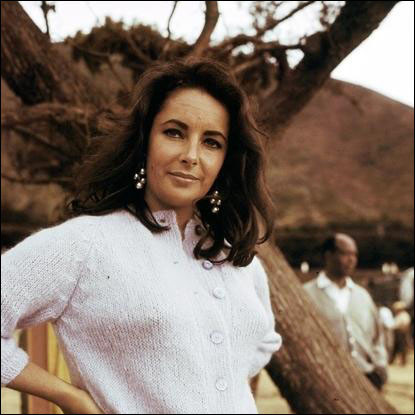 Ở tuổi tứ tuần, "nữ hoàng mắt tím" cho thấy nét phá cách trong style thời trang: một chút bụi bặm, một chút bất cần rất hay. Xem thêm: Angela Baby : Mỹ nhân "dao kéo" đẹp nhất điện ảnh Hoa ngữ