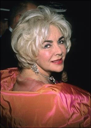 Quý bà thời trang với áo quần đắt tiền và kiểu tóc bạch kim thời thượng. Xem thêm: Angela Baby : Mỹ nhân "dao kéo" đẹp nhất điện ảnh Hoa ngữ