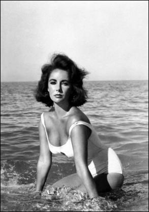 Và rồi 10 năm sau đó, bà trở thành biểu tượng sexy của Hollywood. Xem thêm: Angela Baby : Mỹ nhân "dao kéo" đẹp nhất điện ảnh Hoa ngữ