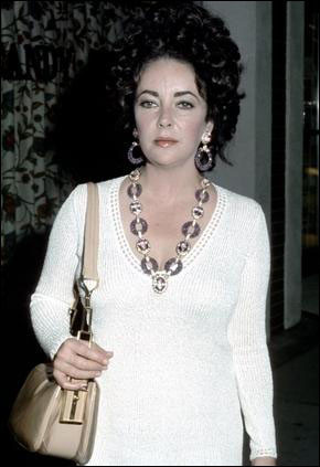 Ngoại ngũ tuần, Elizabeth cũng lâm vào tình cảnh mất phom dáng như nhiều phụ nữ cùng trang lứa khác. Thân hình bà trở nên phì nhiêu, màu mỡ, dấu hiệu chảy xệ hiện lên rõ ràng. Xem thêm: Angela Baby : Mỹ nhân "dao kéo" đẹp nhất điện ảnh Hoa ngữ