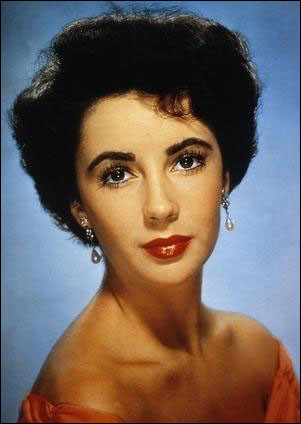 Elizabeth Taylor sở hữu gương mặt đẹp hoàn hảo: đôi mắt to, hàng mi dày rợp bóng, chiếc mũi cao, khuôn miệng đầy đặn gợi cảm. Xem thêm: Angela Baby : Mỹ nhân "dao kéo" đẹp nhất điện ảnh Hoa ngữ