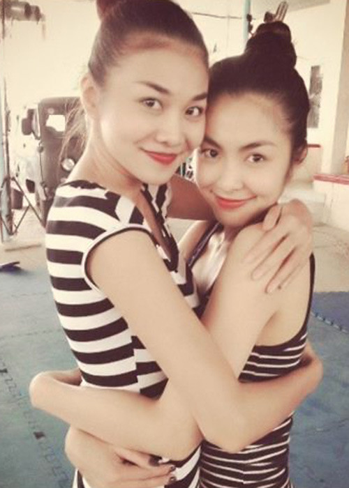 Một phần do góc chụp hình mà lông mày, đôi mắt, sống mũi, đôi môi của Thanh Hằng khá giống với Hà Tăng. Xem thêm: Để tóc tết, Sao Việt ai "ngoan hiền" hơn ai? (P1) Một phần do góc chụp hình mà lông mày, đôi mắt, sống mũi, đôi môi của Thanh Hằng khá giống với Hà Tăng. Xem thêm: Để tóc tết, Sao Việt ai "ngoan hiền" hơn ai? (P1)