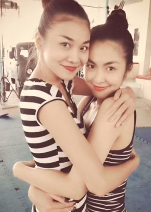 Một phần do góc chụp hình mà lông mày, đôi mắt, sống mũi, đôi môi của Thanh Hằng khá giống với Hà Tăng. Xem thêm: Để tóc tết, Sao Việt ai "ngoan hiền" hơn ai? (P1)