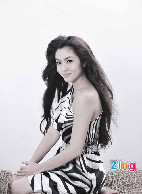 Khoảnh khắc lạnh lùng, kiêu kỳ, có phần "khó chịu" hiếm có của người đẹp "Bỗng dưng muốn khóc". Đôi mắt sắc sảo, lông mày đậm hơi sếch, diện váy đầm sang trọng, ... tất cả làm nên hình tượng Tăng Thanh Hà mới lạ trong mắt người hâm mộ. (Ảnh: zing) Khoảnh khắc lạnh lùng, kiêu kỳ, có phần "khó chịu" hiếm có của người đẹp "Bỗng dưng muốn khóc". Đôi mắt sắc sảo, lông mày đậm hơi sếch, diện váy đầm sang trọng, ... tất cả làm nên hình tượng Tăng Thanh Hà mới lạ trong mắt người hâm mộ. (Ảnh: zing)