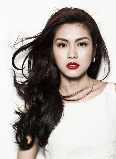 Nhiếp ảnh gia khác với người chụp ảnh thông thường ở chỗ, họ ngắm mẫu rất lâu, nhưng chỉ bắt ở một khoảnh khắc xuất thần, đôi khi trôi qua trong 1, 2 giây ngắn ngủi. Sự ăn ý giữa người làm mẫu và người chụp cũng tạo điều kiện để shoot hình đẹp ra đời. (Ảnh: ngoisao) Nhiếp ảnh gia khác với người chụp ảnh thông thường ở chỗ, họ ngắm mẫu rất lâu, nhưng chỉ bắt ở một khoảnh khắc xuất thần, đôi khi trôi qua trong 1, 2 giây ngắn ngủi. Sự ăn ý giữa người làm mẫu và người chụp cũng tạo điều kiện để shoot hình đẹp ra đời. (Ảnh: ngoisao)