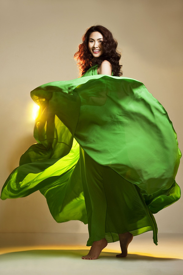 Bay bổng với sắc màu tươi tắn. Trông mỹ nữ hàng đầu showbiz Việt rất giống diễn viên múa, đang phiêu bồng theo điệu nhạc. Ngoài shoot hình này của Phạm Hoài Nam, hình như chưa thấy "cô Trúc" bay bổng đẹp như thế bao giờ. (Ảnh: 24h) Bay bổng với sắc màu tươi tắn. Trông mỹ nữ hàng đầu showbiz Việt rất giống diễn viên múa, đang phiêu bồng theo điệu nhạc. Ngoài shoot hình này của Phạm Hoài Nam, hình như chưa thấy "cô Trúc" bay bổng đẹp như thế bao giờ. (Ảnh: 24h)