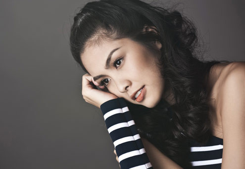 Rồi lại nhanh chóng biến thành cô nàng trẻ trung, ngọt ngào. Góc chụp này cho thấy nét đẹp cá tính trên gương mặt Tăng Thanh Hà. (Ảnh: zing) Rồi lại nhanh chóng biến thành cô nàng trẻ trung, ngọt ngào. Góc chụp này cho thấy nét đẹp cá tính trên gương mặt Tăng Thanh Hà. (Ảnh: zing)