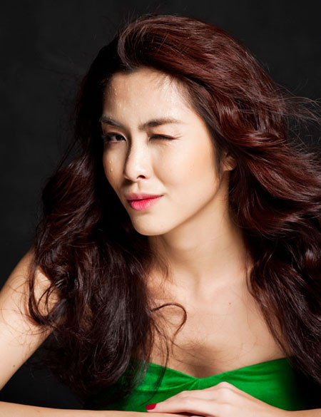 Hà Tăng siêu cute với kiểu tạo dáng "mắt nhắm, mắt mở". Có mấy nhiếp ảnh gia ghi lại được khoảnh khắc dễ thương thế này? (Ảnh: 24h) Hà Tăng siêu cute với kiểu tạo dáng "mắt nhắm, mắt mở". Có mấy nhiếp ảnh gia ghi lại được khoảnh khắc dễ thương thế này? (Ảnh: 24h)