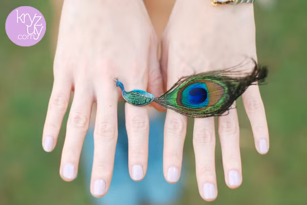 Chiếc nhẫn lạ mắt với nguyên một chú công xinh xắn. Phụ kiện độc đáo không dễ tìm mua tại các shop hàng. Chiếc nhẫn lạ mắt với nguyên một chú công xinh xắn. Phụ kiện độc đáo không dễ tìm mua tại các shop hàng.