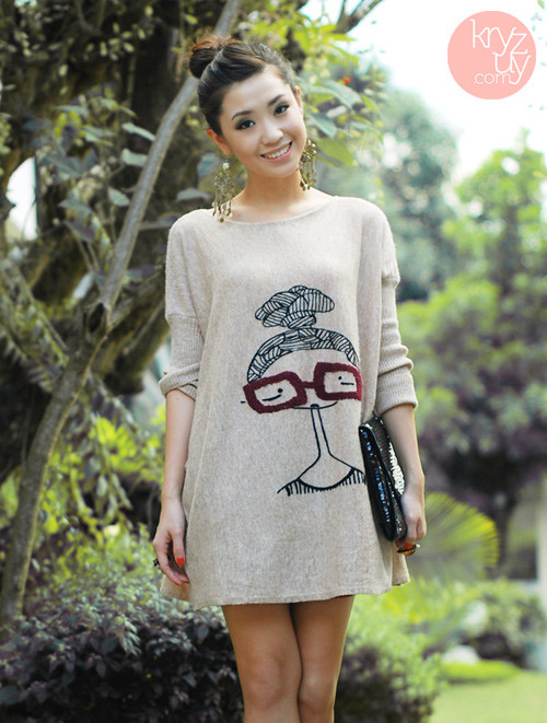 Đơn giản nhưng cực kỳ dễ thương. Chiếc áo váy free size thùng thình tạo cảm giác năng động, tiện lợi. Việc búi tóc tròn và dùng thêm phụ kiện hoa tai rung rinh tăng thêm nét điệu đà nữ tính. Đơn giản nhưng cực kỳ dễ thương. Chiếc áo váy free size thùng thình tạo cảm giác năng động, tiện lợi. Việc búi tóc tròn và dùng thêm phụ kiện hoa tai rung rinh tăng thêm nét điệu đà nữ tính.