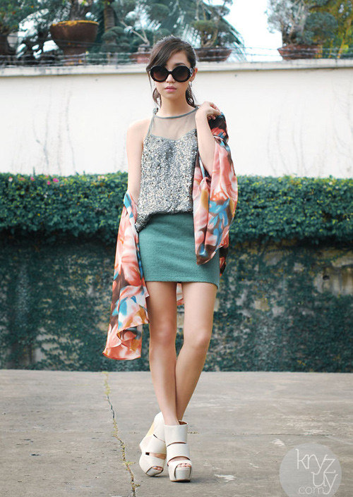 Style rất tuyệt dành cho thư ký, nữ doanh nhân hoặc các bạn gái hay phải giao tiếp. Nhẹ nhàng, thanh lịch nhưng cũng rất quyến rũ, đó là những gì bộ váy đầm này mang lại cho bạn. Style rất tuyệt dành cho thư ký, nữ doanh nhân hoặc các bạn gái hay phải giao tiếp. Nhẹ nhàng, thanh lịch nhưng cũng rất quyến rũ, đó là những gì bộ váy đầm này mang lại cho bạn.