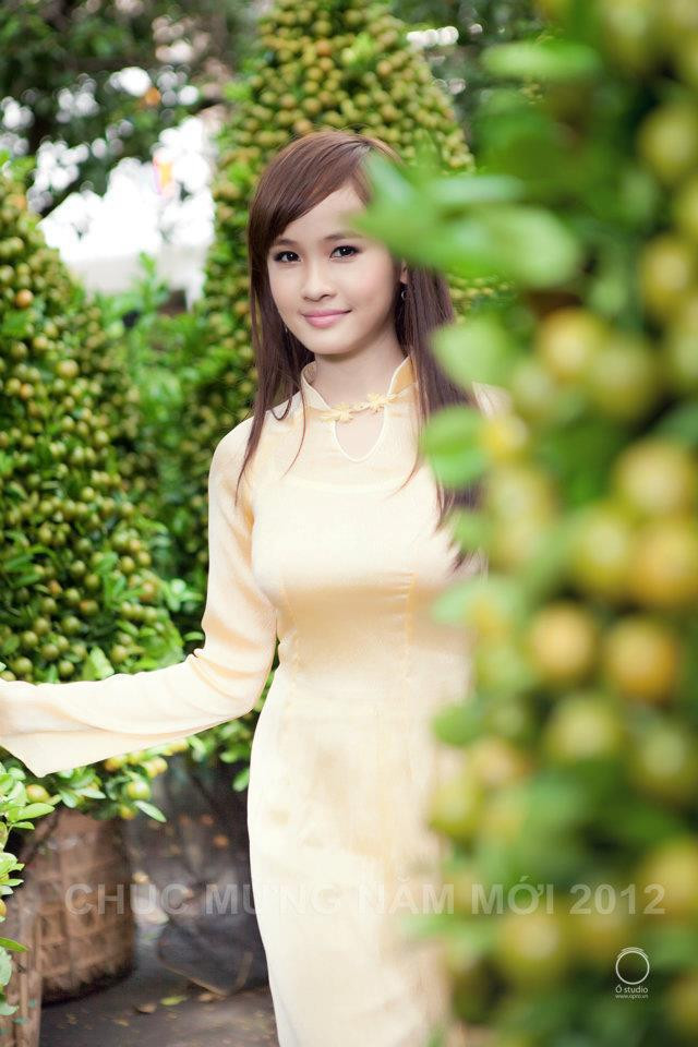 Nét trẻ thơ vẫn nồng đượm trên gương mặt cô gái này. Tà áo dài màu vàng mơ tôn lên vẻ đẹp yêu kiều thiếu nữ. Nét trẻ thơ vẫn nồng đượm trên gương mặt cô gái này. Tà áo dài màu vàng mơ tôn lên vẻ đẹp yêu kiều thiếu nữ.