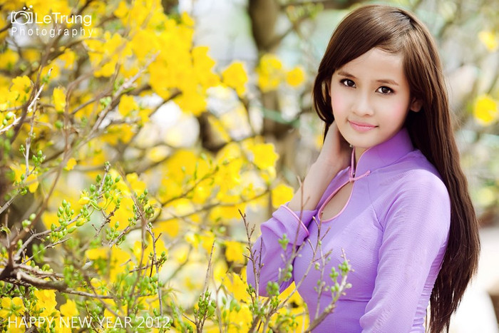 Một chút e lệ, một chút thơ vương đọng trên mi mắt. Một chút e lệ, một chút thơ vương đọng trên mi mắt.