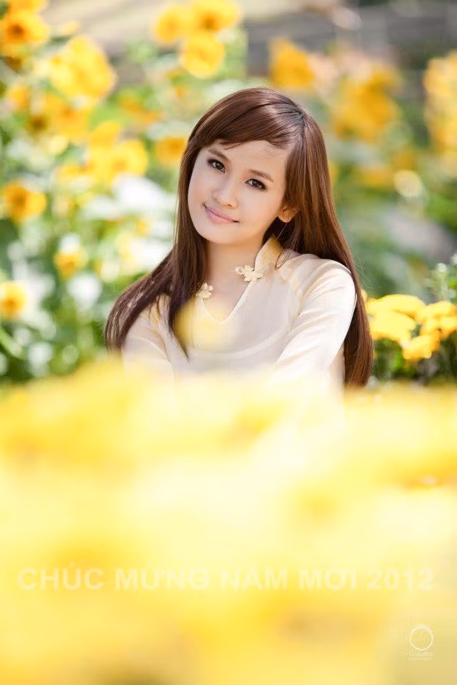 Giữa không khí xuân về rực rỡ, mai vàng khoe sắc dưới nắng hồng, Floria xinh xinh, chúm chím như nụ hoa vừa hé nở.