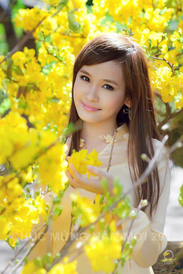 Nụ cười hiền dịu, gối vào sắc hoa tươi tạo thành bức tranh tuyệt đẹp, ngập tràn sức sống. Nụ cười hiền dịu, gối vào sắc hoa tươi tạo thành bức tranh tuyệt đẹp, ngập tràn sức sống.