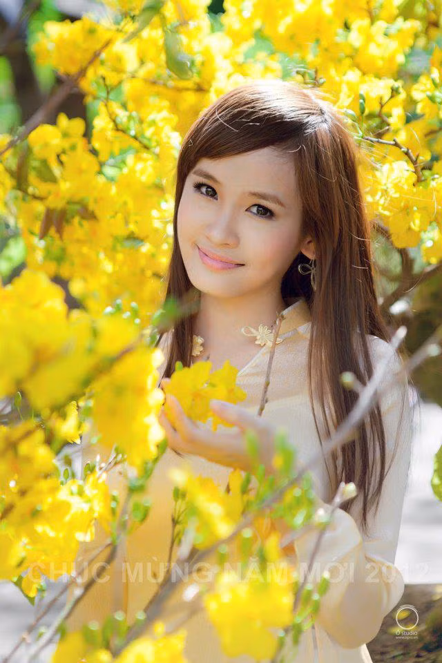 Nụ cười hiền dịu, gối vào sắc hoa tươi tạo thành bức tranh tuyệt đẹp, ngập tràn sức sống.