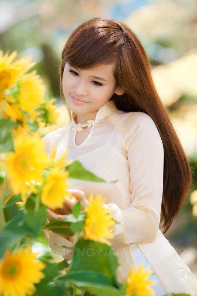 Gương mặt trang điểm nhẹ nhàng, mái tóc dài buông xõa, cô gái 9X tạo nên hình tượng thiếu nữ Việt Nam hiện đại nhưng đậm chất truyền thống đẹp mê hồn.