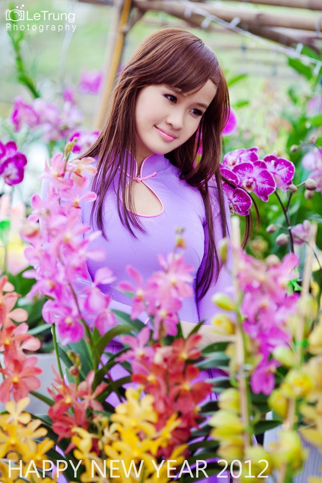 Thiếu nữ khoe sắc bên hoa. Ai đẹp hơn ai? Thiếu nữ khoe sắc bên hoa. Ai đẹp hơn ai?