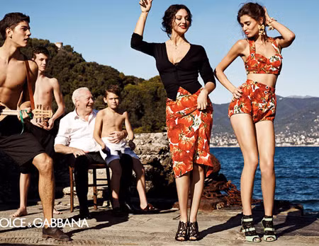 Không phải ngẫu nhiên, nhãn hiệu thời trang danh tiếng mời một phụ nữ đã bước sang tuổi 48 làm người mẫu chính cho mình, thay vì các chân dài trẻ trung gợi cảm khác. Ở Monica luôn niềm ẩn sức cuốn hút lạ kỳ, cô có thể dùng vẻ đẹp của mình khuấy động không khí, khuấy động sự vui vẻ ở mọi người.