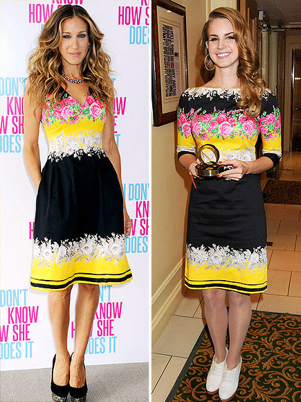 SARAH JESSICA và LANA, một già một trẻ đọ dáng với váy đen vàng xinh xắn. Thế mới thấy, thời trang đang dần xóa nhòa giới hạn về tuổi tác. Nếu như Jessica Parker thanh lịch, quyến rũ khi kết hợp với giày đen gót cao thì Lana trẻ trung, đáng yêu với giày bệt trắng. SARAH JESSICA và LANA, một già một trẻ đọ dáng với váy đen vàng xinh xắn. Thế mới thấy, thời trang đang dần xóa nhòa giới hạn về tuổi tác. Nếu như Jessica Parker thanh lịch, quyến rũ khi kết hợp với giày đen gót cao thì Lana trẻ trung, đáng yêu với giày bệt trắng.