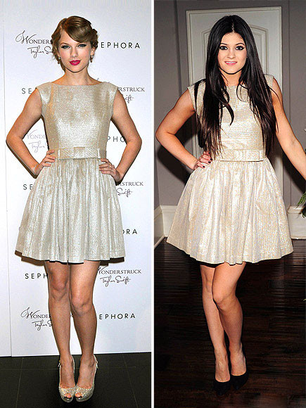 TAYLOR và KYLIE cùng yêu thích chiếc váy màu ngọc trai nữ tính. Tuy nhiên, với vóc dáng mảnh mai yêu kiều, công chúa nhạc đồng quê Taylor swift ăn đứt cô bạn Kylie về độ duyên dáng, đáng yêu. TAYLOR và KYLIE cùng yêu thích chiếc váy màu ngọc trai nữ tính. Tuy nhiên, với vóc dáng mảnh mai yêu kiều, công chúa nhạc đồng quê Taylor swift ăn đứt cô bạn Kylie về độ duyên dáng, đáng yêu.