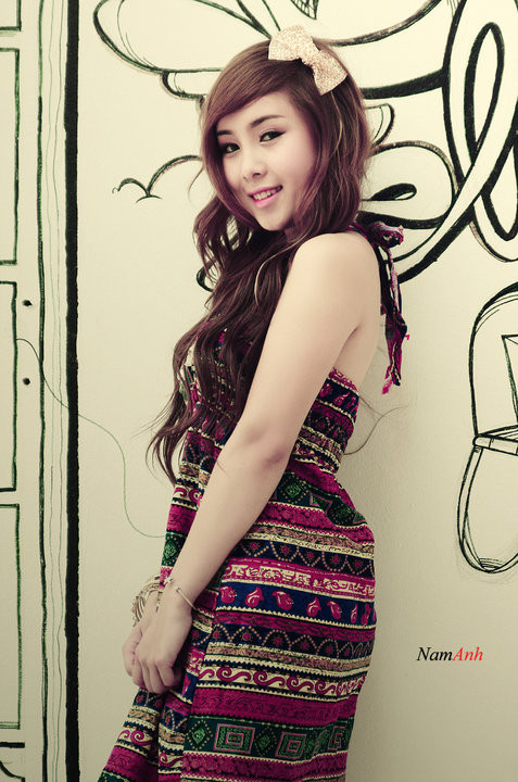 Cá tính với style váy digan. Sắc màu hơi pha hoa văn thổ cẩm trở thành vũ khí hữu hiệu làm nổi bật nước da trắng mịn màng.