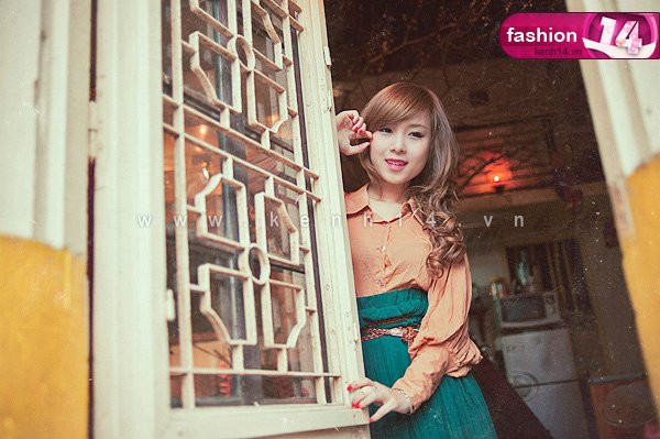 Phong cách vintage nền nã, thanh lịch. Linh Bis chẳng khác nào tiểu thư khuê các e ấp phía sau khung cửa để ngỏ.