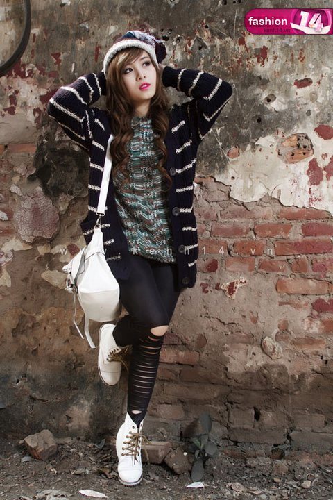 Thoát ly khỏi hình tượng kẹo ngọt, Linh Bis tạo phong cách xì po mùa đông. Từ góc nhìn này, khuôn mặt cô nàng hiện những nét na ná mỹ nhân Korea Jessica (SNSD).