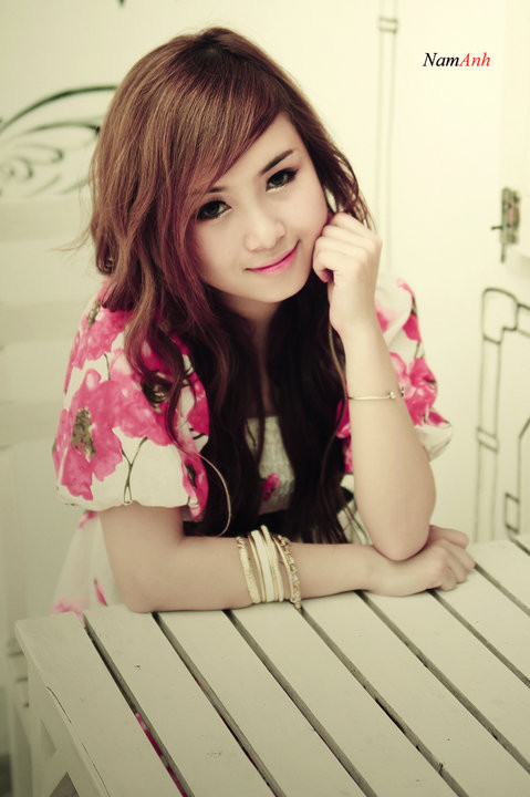 Người ta bảo "người đẹp vì lụa". Ứng với bức hình này, vừa thấy đúng, lại có phần chưa đúng. Đồng ý rằng, chiếc váy hoa khiến thiếu nữ đẹp hơn, nhưng, thử giả thay chiếc váy hồng ấy bằng một chiếc váy hoa khác thì cô ấy vẫn cứ đẹp thế, thậm chí còn có phần cá tính hơn.