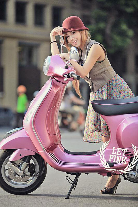 Cặp đôi hoàn hảo. Xe đẹp, người xinh. Đặc biệt là chiếc váy hoa bồng bềnh mềm mại.