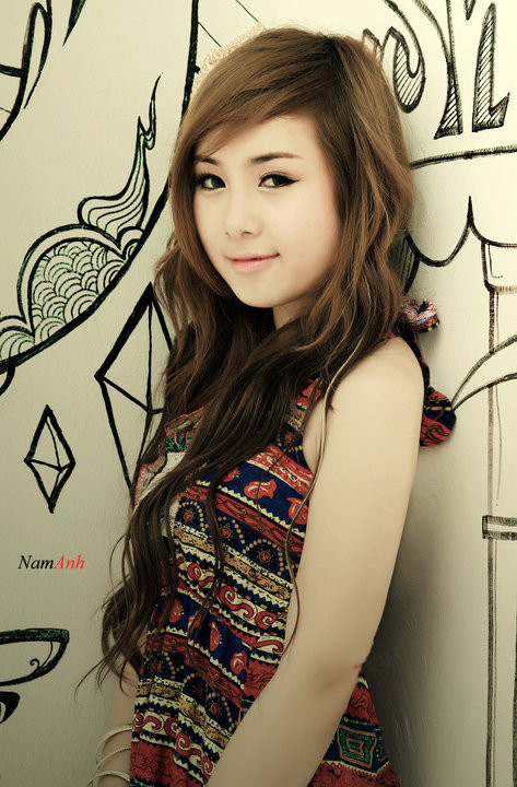 Nụ cười chúm chím, vừa như e lệ, vừa như đang muốn thổ lộ điều gì.