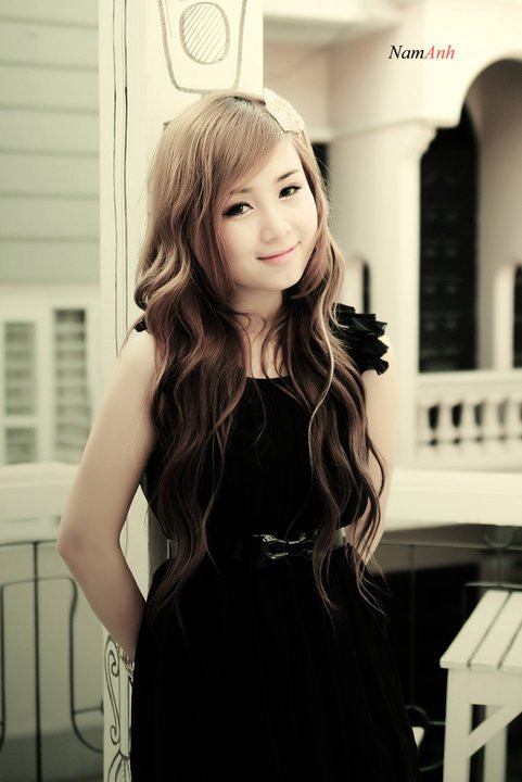 Để rồi lại quyến rũ với đầm đen huyền bí.