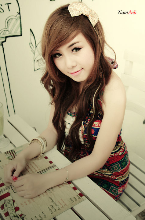 Linh Bis rất biết cách kết hợp các phụ kiện xinh xắn lại với nhau, tạo thành style độc đáo cho mình. Đôi tay sẽ "chống chếnh" biết bao nếu thiếu đi những chiếc lắc bạc.