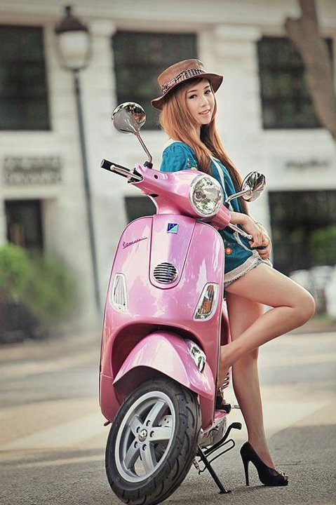 Đại sứ thiện chí của Vespa sao? Diện sooc ngắn, cô nàng khoe đôi chân dài thẳng tắp.
