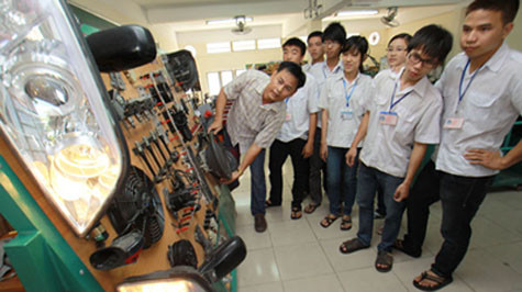 Nhóm ngành cơ khí - ôtô được đánh giá có nhu cầu nhân lực lớn. Trong ảnh: giảng viên Nguyễn Sỹ Châu hướng dẫn sinh viên năm 3 khoa cơ khí Trường ĐH Giao thông vận tải TP.HCM thực hành với mô hình động cơ ôtô - Ảnh: Như Hùng Nhóm ngành cơ khí - ôtô được đánh giá có nhu cầu nhân lực lớn. Trong ảnh: giảng viên Nguyễn Sỹ Châu hướng dẫn sinh viên năm 3 khoa cơ khí Trường ĐH Giao thông vận tải TP.HCM thực hành với mô hình động cơ ôtô - Ảnh: Như Hùng