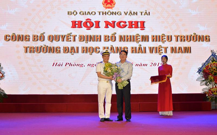 Ông Lê Khắc Nam, Phó chủ tịch Ủy ban nhân dân thành phố Hải Phòng chúc mừng ông Phạm Xuân Dương trên cương vị mới. (Ảnh: CTV) Ông Lê Khắc Nam, Phó chủ tịch Ủy ban nhân dân thành phố Hải Phòng chúc mừng ông Phạm Xuân Dương trên cương vị mới. (Ảnh: CTV)