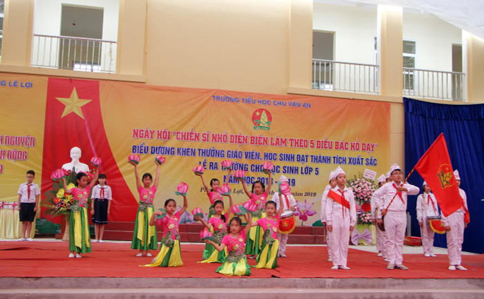 Học sinh Trường Tiểu học Chu Văn An kính dâng Bác Hồ lẵng hoa tươi đẹp. (Ảnh: Lã Tiến)