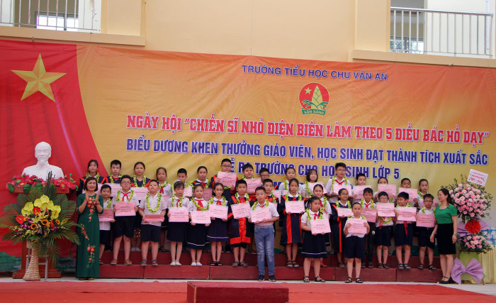Cô giáo Phạm Thị Diện, Hiệu trưởng nhà trường khen thưởng các em học sinh đạt thành tích xuất sắc (Ảnh: Lã Tiến)