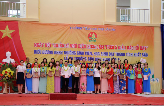 Lãnh đạo Sở Giáo dục và Đào tạo khen thưởng các giáo viên đạt thành tích xuất sắc (Ảnh: Lã Tiến)