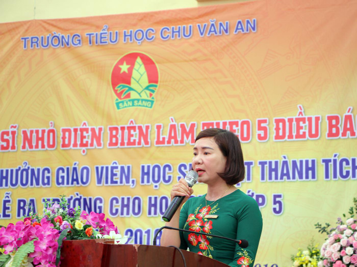 Cô giáo Phạm Thị Diện, Hiệu trưởng Trường Tiểu học Chu Văn An phát biểu tại buổi lễ (Ảnh: Lã Tiến)