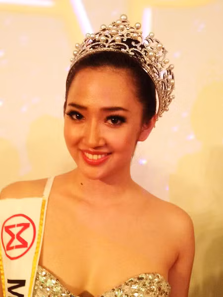 Hoa hậu Singapore – Karisa Sukamto, 19 tuổi, cao 1.60m.