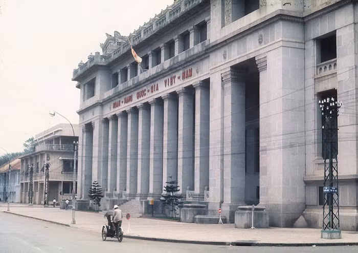 Từng là Nhà băng (ngân hàng) Sài Gòn. Ảnh. Darrel Lang.