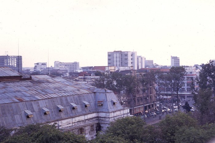 Sài Gòn 1969. Tòa nhà mọc lên bên trái nóc tòa nhà Quốc Hội là khách sạn Palace đang xây trên nền cũ tiệm đàn Mỹ Tín. Ông chủ Mỹ Tín vừa bán đàn vừa làm tài tử và từng thể hiện vai nhân vật họa sỹ trong phim "Chân Trời Tím". Ảnh. George Lane. Sài Gòn 1969. Tòa nhà mọc lên bên trái nóc tòa nhà Quốc Hội là khách sạn Palace đang xây trên nền cũ tiệm đàn Mỹ Tín. Ông chủ Mỹ Tín vừa bán đàn vừa làm tài tử và từng thể hiện vai nhân vật họa sỹ trong phim "Chân Trời Tím". Ảnh. George Lane.