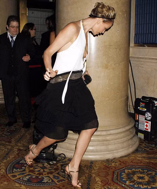 Chalize Theron suýt ngã vì giày cao gót.