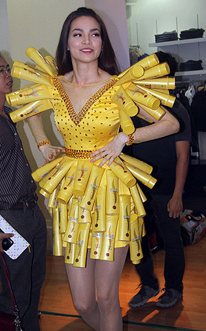 Hồ Ngọc Hà độc đáo với chiếc váy làm từ lọ dầu gội đầu Hồ Ngọc Hà độc đáo với chiếc váy làm từ lọ dầu gội đầu