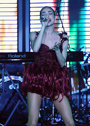 Tóc cũng được cô ca sỹ này sử dụng làm trang phục biểu diễn Tóc cũng được cô ca sỹ này sử dụng làm trang phục biểu diễn